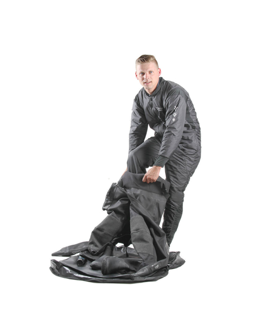 Traje seco Cortex Red Tri-Laminate Northern Diver Red Edition en uso real durante operación de buceo profesional